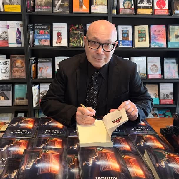 El autor Pablo Feldman firmando ejemplares de su libro en una librería.